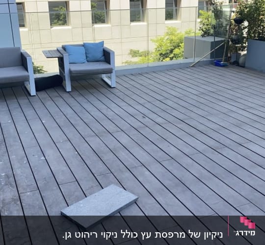מרפסת עם מטאטא ודלי כחול לניקוי